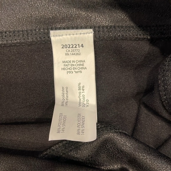 Dex L lightweight black faux leather slim fit leggings with a hint of pattern - Picture 4 of 6